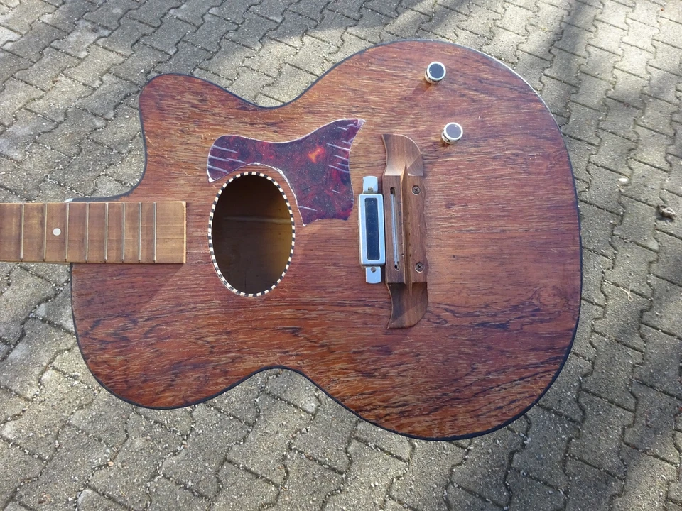 Guitarra antigua para reparar - Imagen 3 de 4