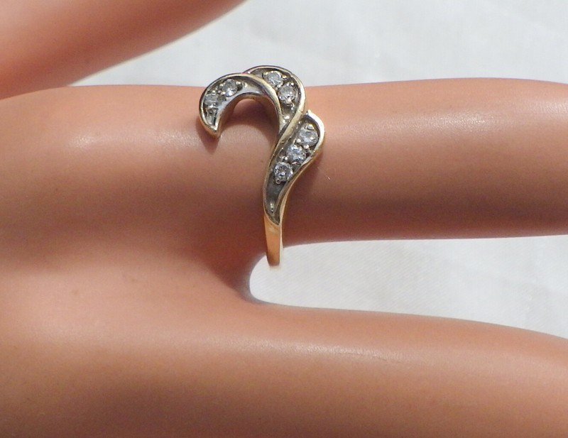 VINTAGE 14KT BEAUTIFUL DIAMOND RING SIZE 7  TOTAL OF 7 DIAMONDS HALLMARKED