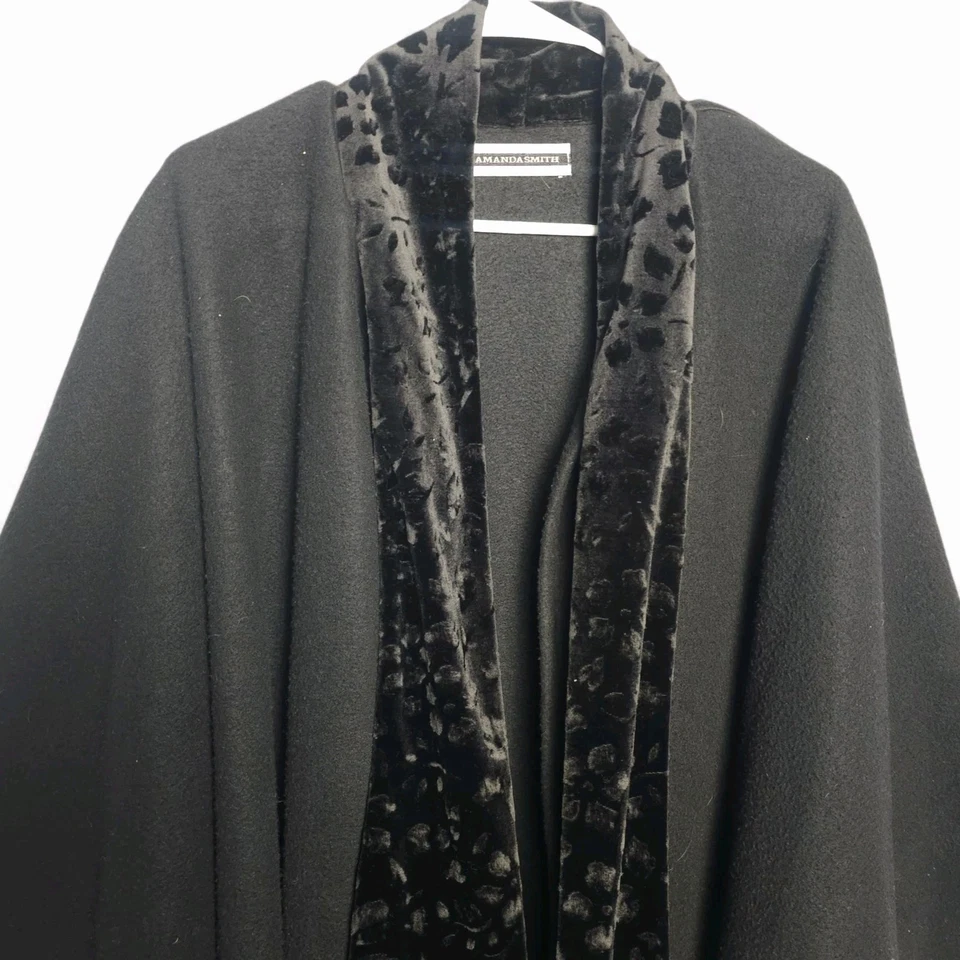 Poncho abierto envolvente con capa chal estampado terciopelo negro talla única AMANDA SMITH de colección  Foto 3 de 4