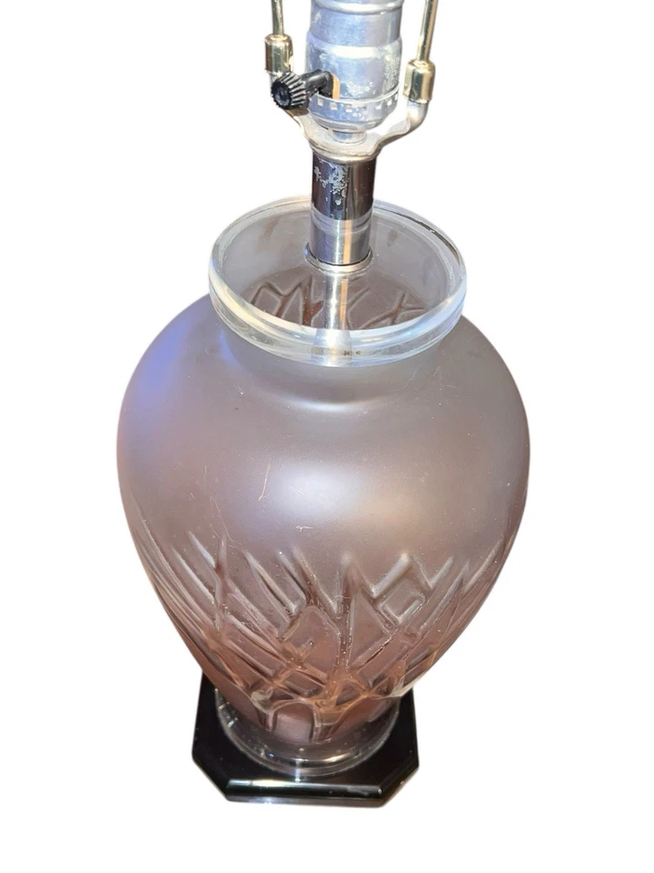 Lámpara de mesa vintage moderna de mediados de siglo de vidrio púrpura esmerilado y Lucite Foto 4 de 4