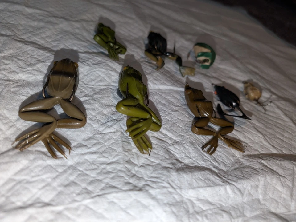 Lote de 8 señuelos de pesca ranas de goma a prueba de enganches de colección  Foto 3 de 4
