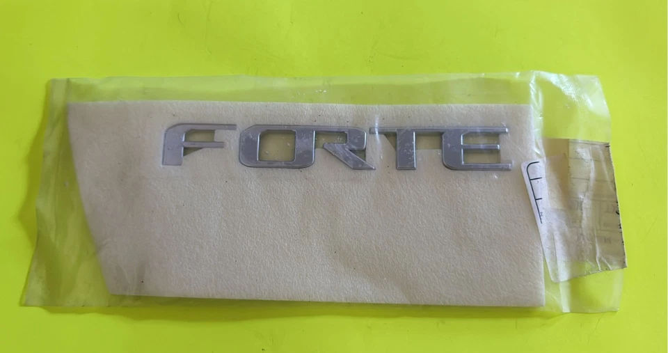 13 18 KIA FORTE EMBLEMA MALETERO 86311 A7010 Foto 2 de 3