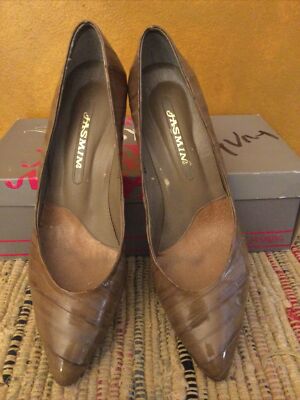 Jasmin Woman s Taupe Eel Heels size 8AA