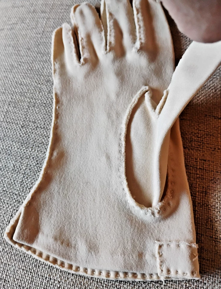 Vintage HANDMADE Small Cotton Wrist Gloves Ivory Cream Pearlcore Rockabilly 50s - Image 4 of 4