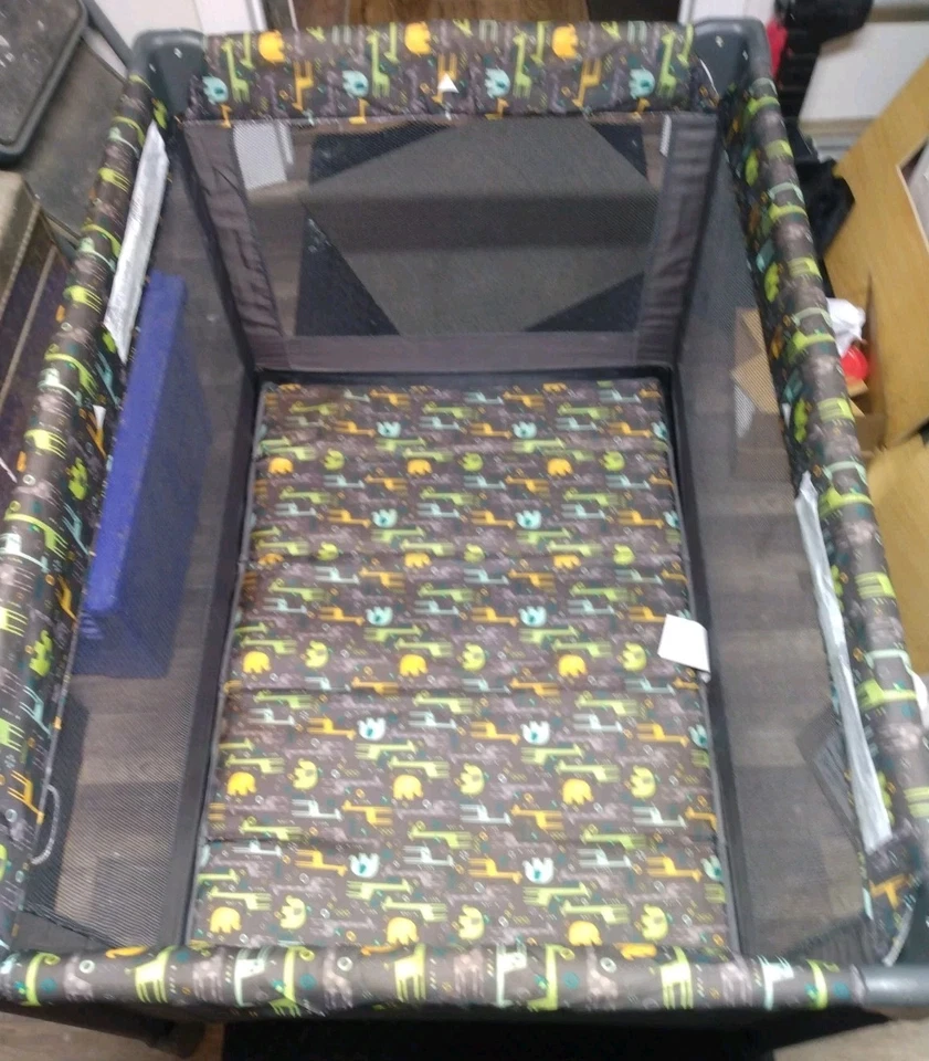 Cosco Funsport patio portátil para juegos para bebés - Zuri Foto 2 de 4