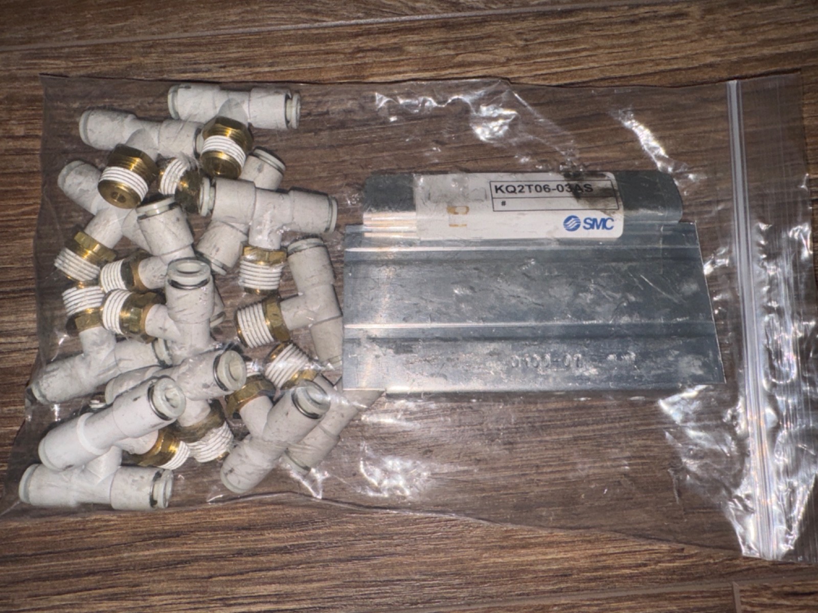 (QT. 14) SMC KQ2T0603AS fittings. New, opened box.