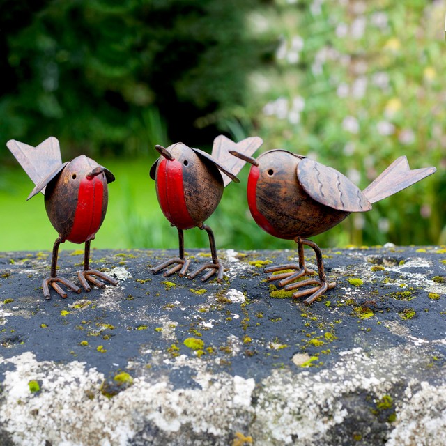Set 3 Tin Metal Robin Bird Novelty Garden or Home Ornaments Hand