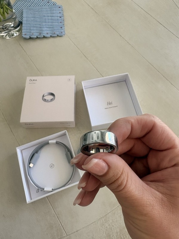 Oura Ring 4 Silver Size 8 Activity Tracker Smart Ring with Charging Cable