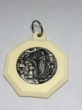 Ancienne Médaille de berceau bakélite