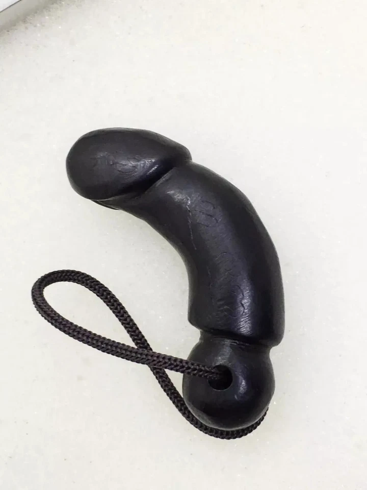 Lingam Paladkik Ngewdam Madera Negra, LP Lue, Wat Sao Cha Ngok Templo Amuleto Tailandés Foto 3 de 3