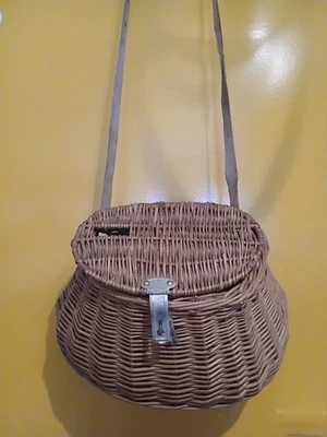 Ancien  Panier de pêche en osier - Photo 1/4