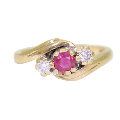 Hübscher Ring Rubin & 0,20ct Diamant Trilogie 9ct Gelbgold K ~ 5 1/4