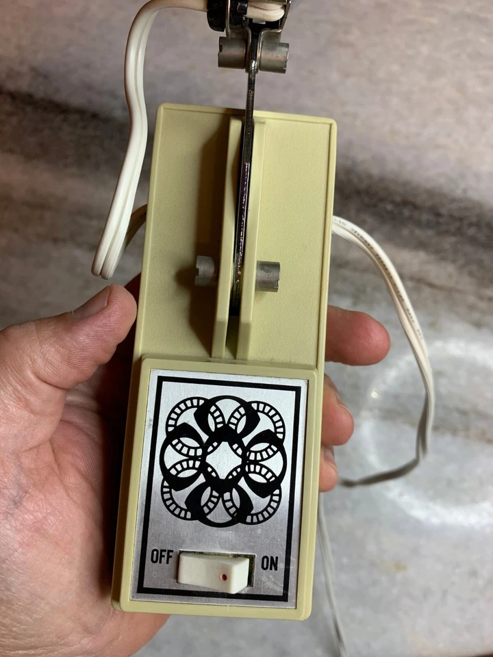 Lámpara de luz puntual colgada vintage de mediados de siglo moderna cromada de mediados de siglo! Foto 3 de 4