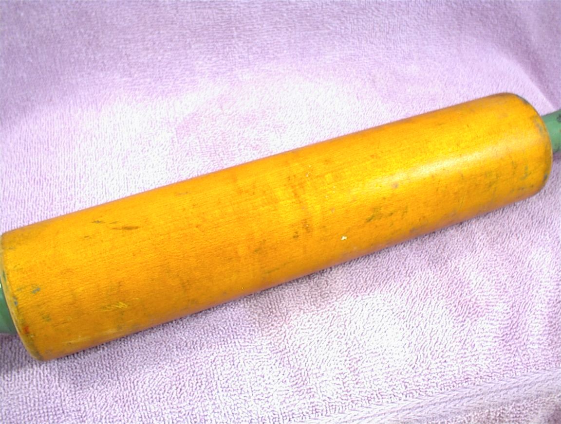 VINTAGE ROLLING PIN MUNISING GREEN WOOD HANDLES BAKING KITCHEN FOOD 17