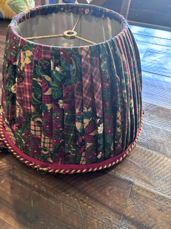 Pantalla de tela plisada vintage de Navidad con patrón de cuadros de acebo, Foto 2 de 4