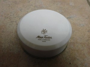 VTG MAX FACTOR HOLLYWOOD OLIVE FACE POWDER 3 3/4 oz  ( 106 GRAMS, NEW SEALED