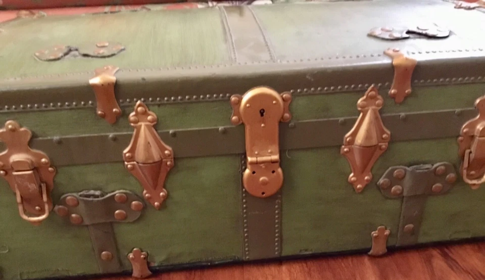 Antiguo baúl de vapor cofre ornamentado soportes de latón cerradura de águila cuero madera verde! Foto 2 de 4