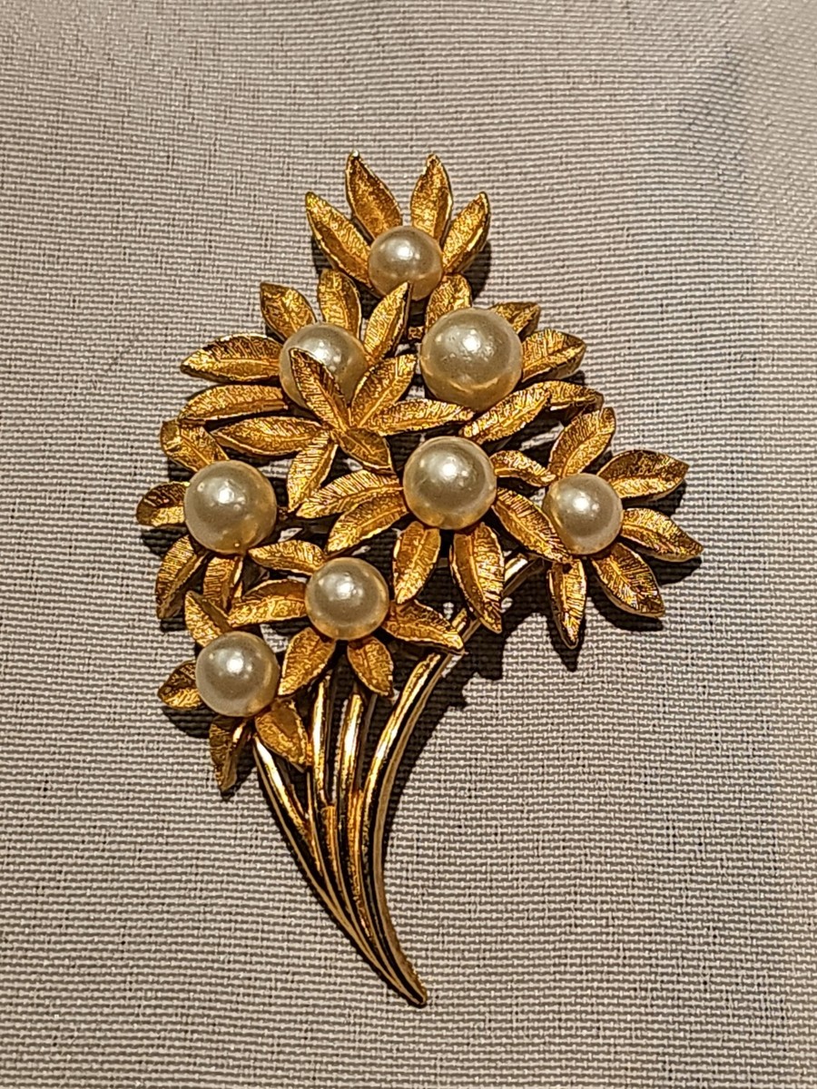 Vintage Trifari Gold Tone Pearl Brooch Pin free shipping | eBay