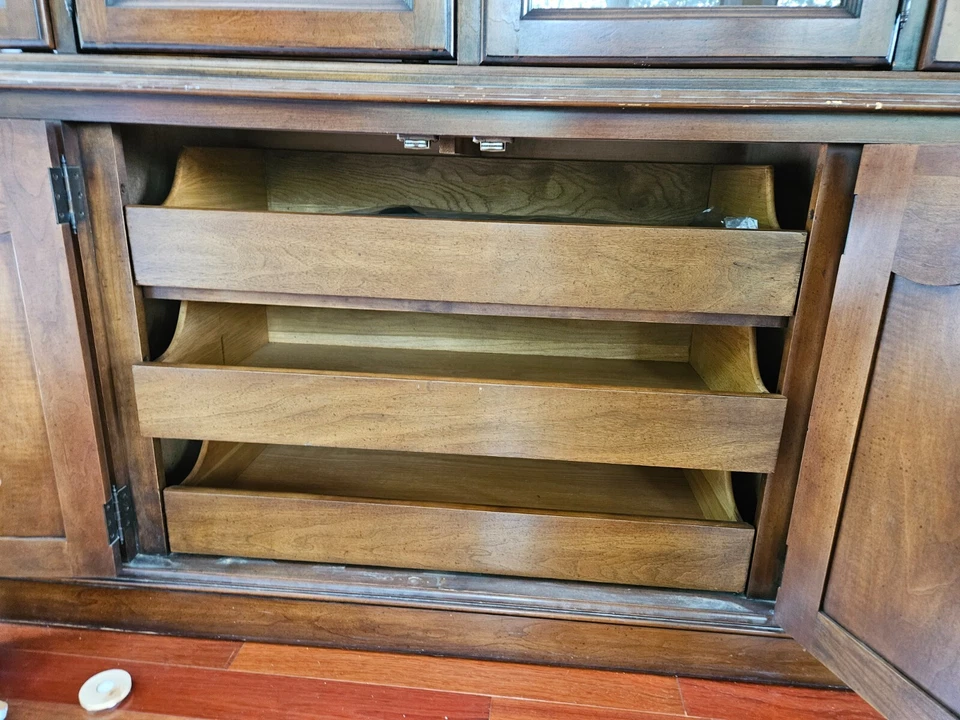 Gabinete de China antiguo White Furniture Company Breakfront Curio Foto 3 de 4