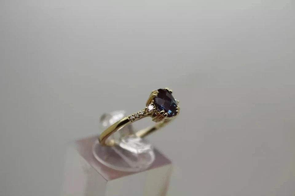 Anillo de boda de alejandrita de corte ovalado de 2,25 quilates de oro amarillo macizo de 14 quilates Foto 4 de 4