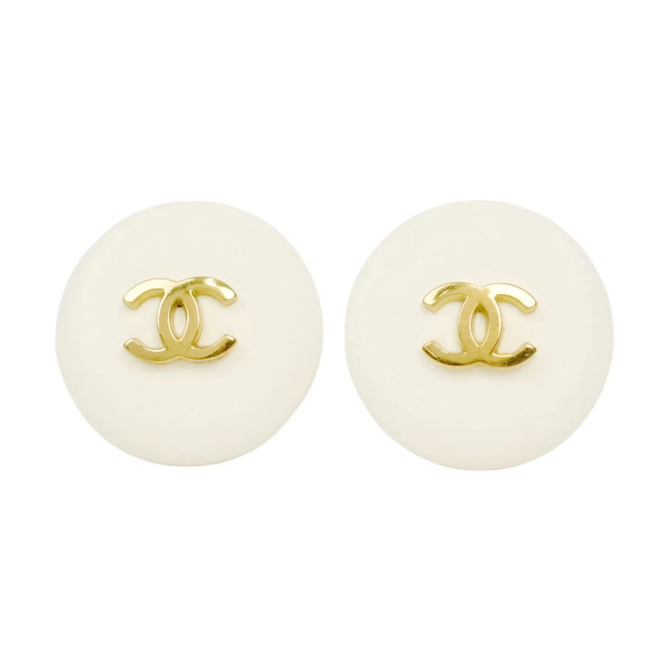 Brincos CHANEL marca coco botão branco e dourado clip-on redondo acessórios femininos - Imagem 2 de 4