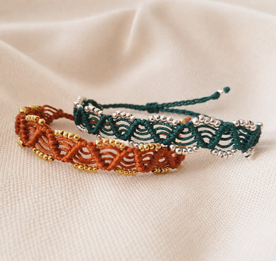Makramee Armband mit Wellenmuster Perlen Silber / Gold verstellbar handgeknüpft