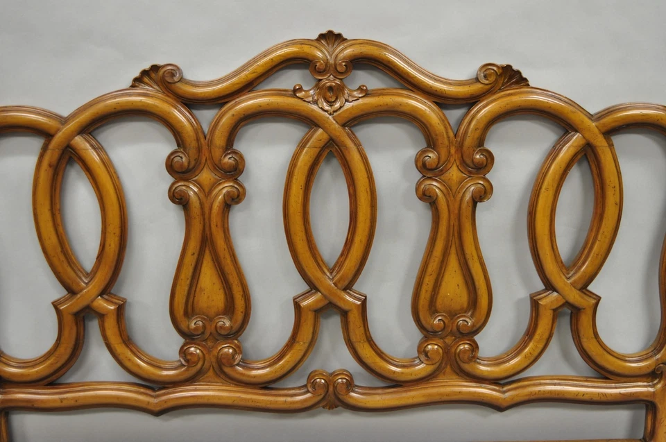 Cabecero cama Queen desplazable de nogal tallado en madera frutal provincial francés Foto 3 de 4