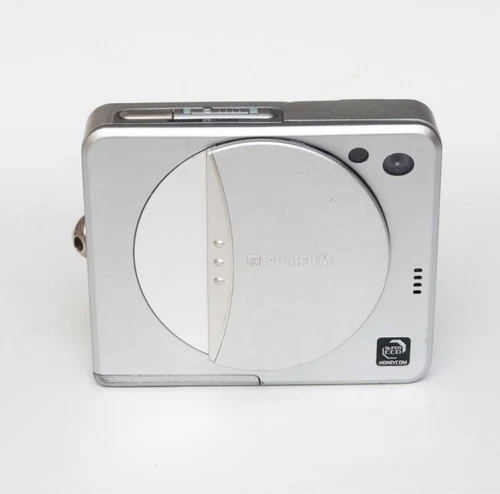 FUJI FILM FinePix 50i digital camera Equipped with a fixed focal length lens