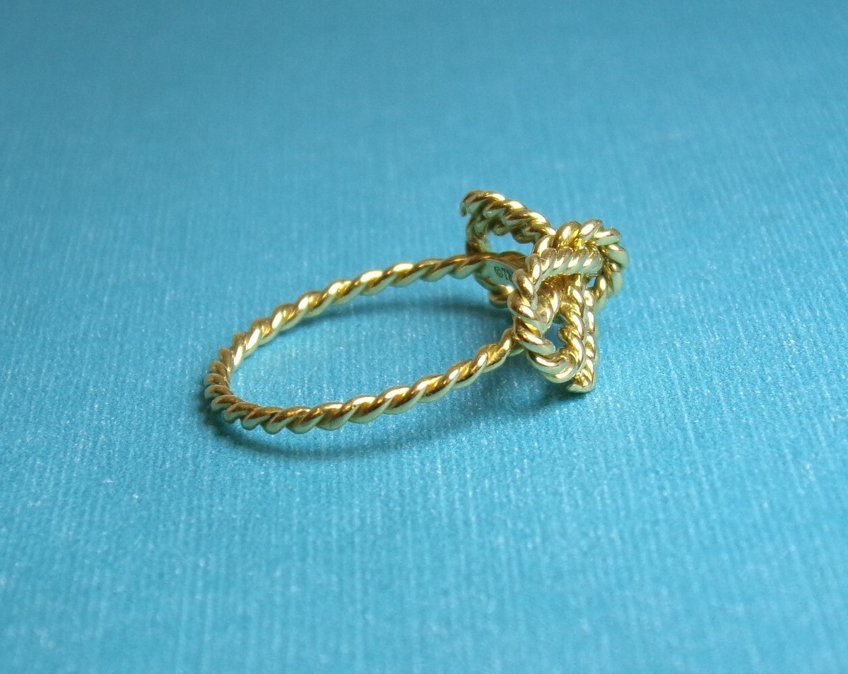 TIFFANY 🎀 TWIST BOW RING 18k Yellow Gold SIGNED © T&Co TIFFANY 🎀 TWIST BOW RING 18k Yellow Gold SIGNED © T&Co