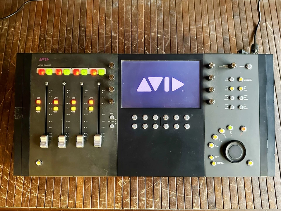 Avid Artist Control - Superficie di controllo per DAW