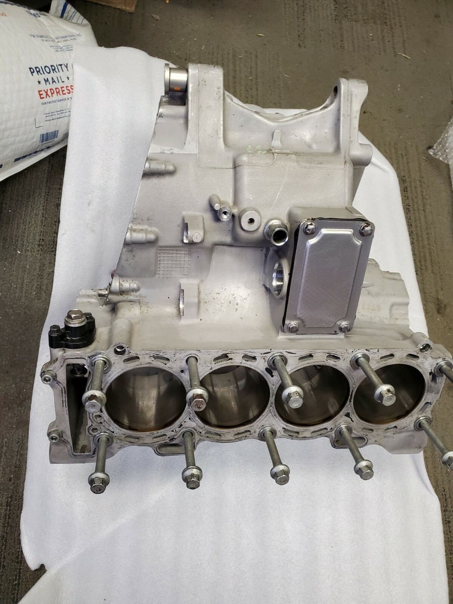 16-18 Kawasaki ZX10R ZX10 UPPER ENGINE CASING CRANKCASE 16-18 Kawasaki ZX10R ZX10 UPPER ENGINE CASING CRANKCASE
