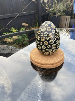 Keramik Ei Deko Zuhause Einzelhandel Gedeck Glasuroptik Schwarz Beige Osterei.