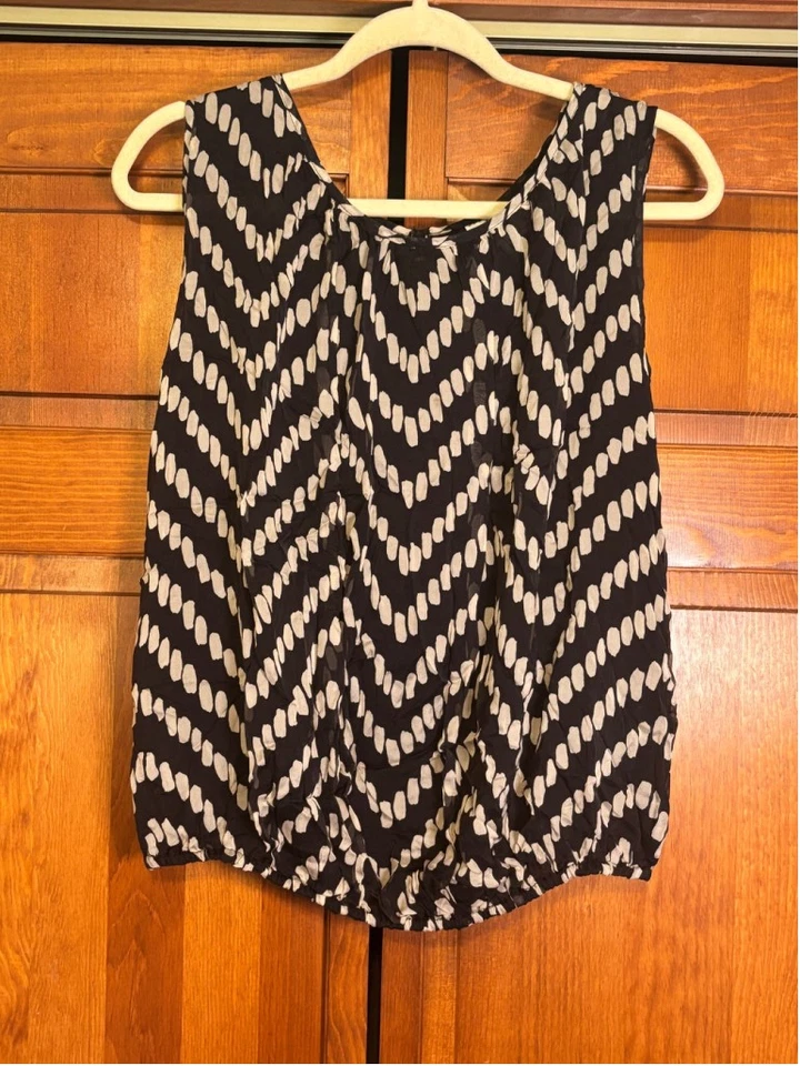 Blusa de seda Milly sin mangas estampado chevron ojo de cerradura espalda negra blanca para mujer 6 Foto 3 de 4