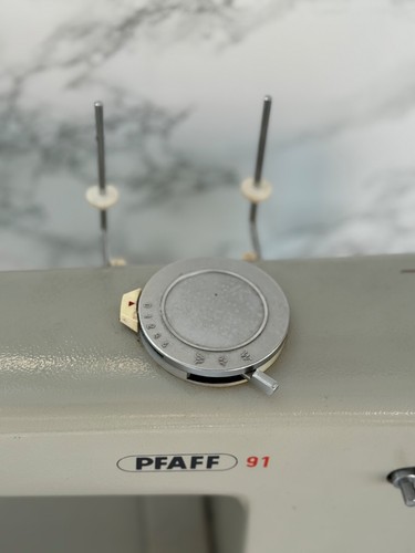 VINTAGE 1960S PFAFF 91 SEWING MACHINE with Original CASE & Many Accessorie - Picture 8 of 24