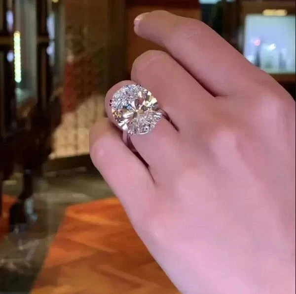 Anillo de compromiso solitario de diamantes de corte ovalado de 5 quilates enchapado en oro blanco de 14 quilates Foto 3 de 4