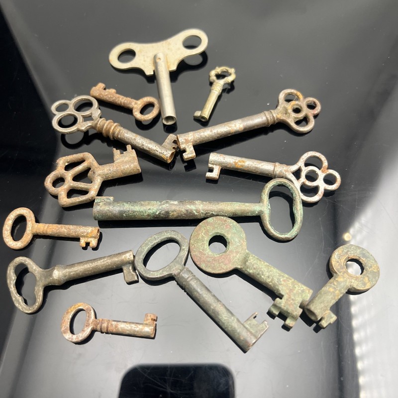 ASSORTED ANTIQUE CLOCK KEYS WINDING CRANKS WINGED WEIGHT CABLE BRASS LOT STEEL