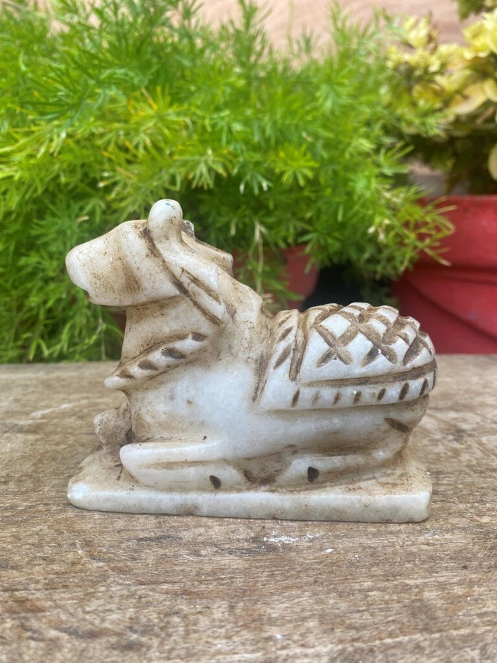 Antigua estatua antigua de piedra de mármol tallada a mano dios hindú Nandi vaca Foto 2 de 4