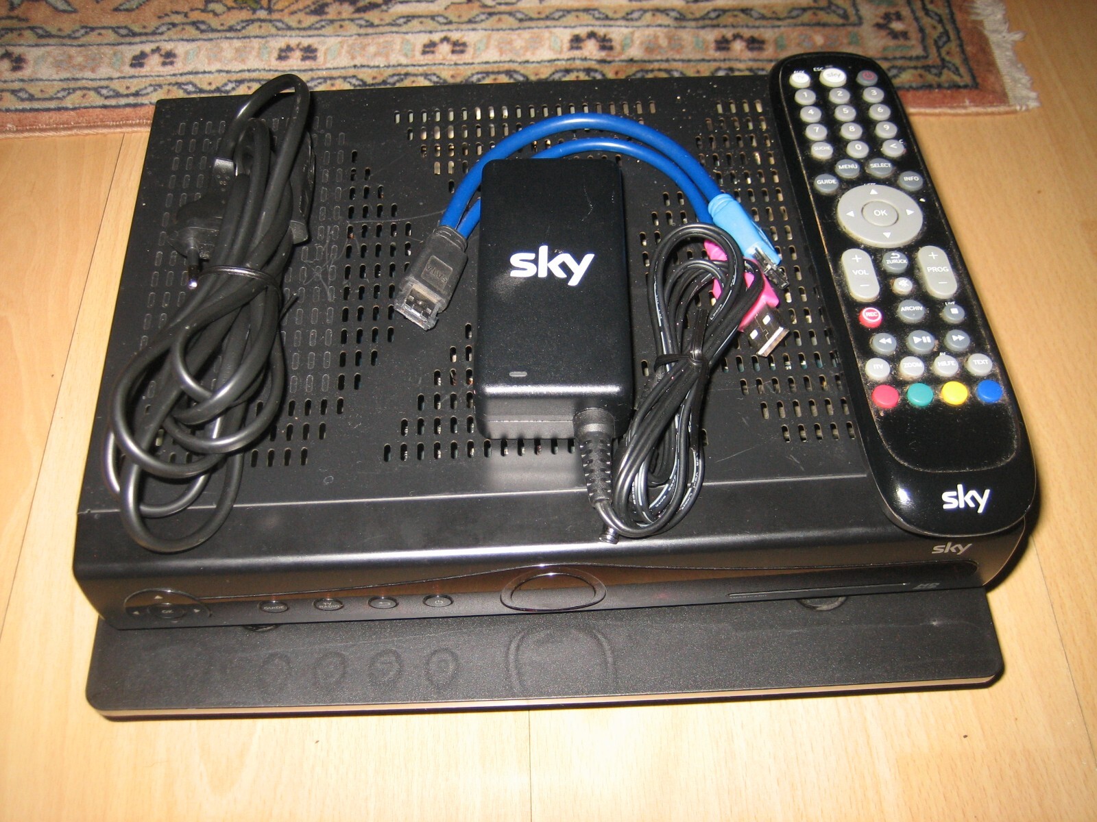 SKY+PR HD3000SH D4 HD Sat Receiver mit 2TB Festplatte u. Zubehör TOP