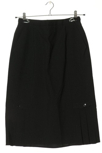 Tenue: Chemise en jean bleue, Jupe crayon en dentelle noire, Sac bandoulière en cuir noir, Bracelet doré | France