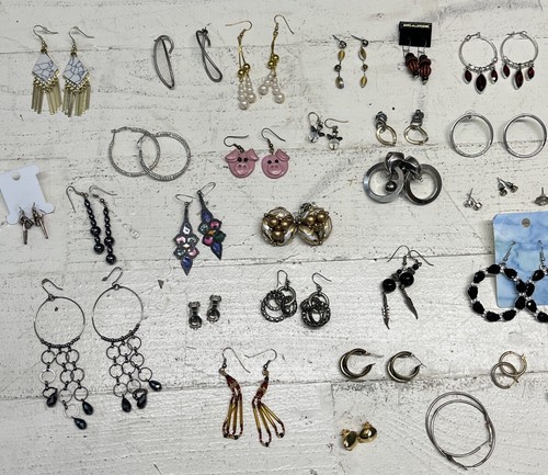 90 pcs Sorted Earrings Matches Costume Jewelry LOT OF 90 pieces - Picture 2 of 4
