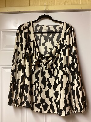 Ava & Viv 1X Black White Top Shirt Blouse NWOT