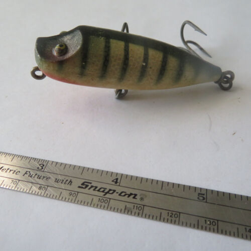 FISHING LURE  PAW PAW 2¾"  VINTAGE WOOD LIPPY SUE  WHITE,GREEN. RED - Picture 1 of 4