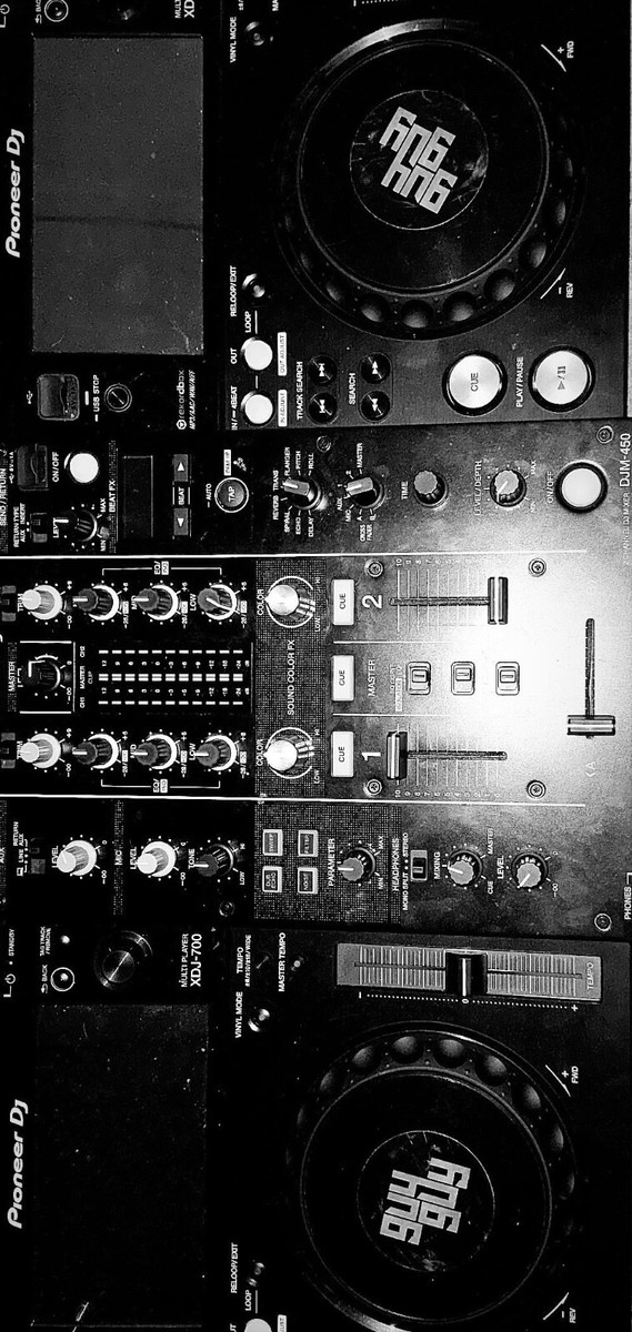 XDJ-700 Compact DJ Multi Player (x2 decks) And DJM 450 Mixer with