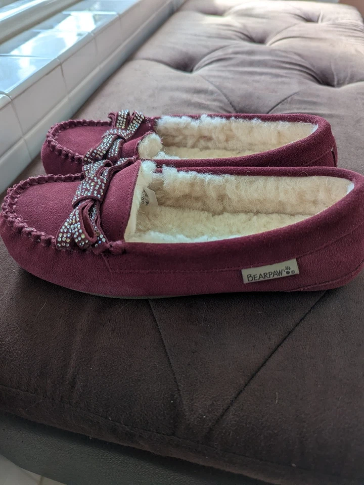 NUEVO BEARPAW Zapatillas de gamuza forradas de piel de oveja, 6W Rojo con cintas brillantes Foto 4 de 4
