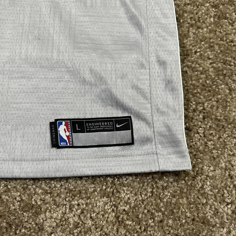 Camiseta deportiva Nike NBA Boston Celtics Kyrie Irving 11 edición City Swingman juvenil grande Foto 4 de 4