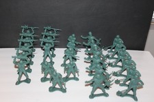 26 VINTAGE GREEN PLASTIC ARMY SOLDIERS 4-5" TALL