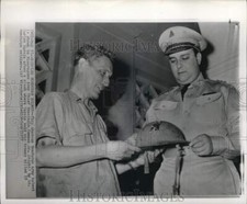 1957 Press Photo Carlos Garcia shows helmet to Anastasio Somoza Jr. in Nicaragua