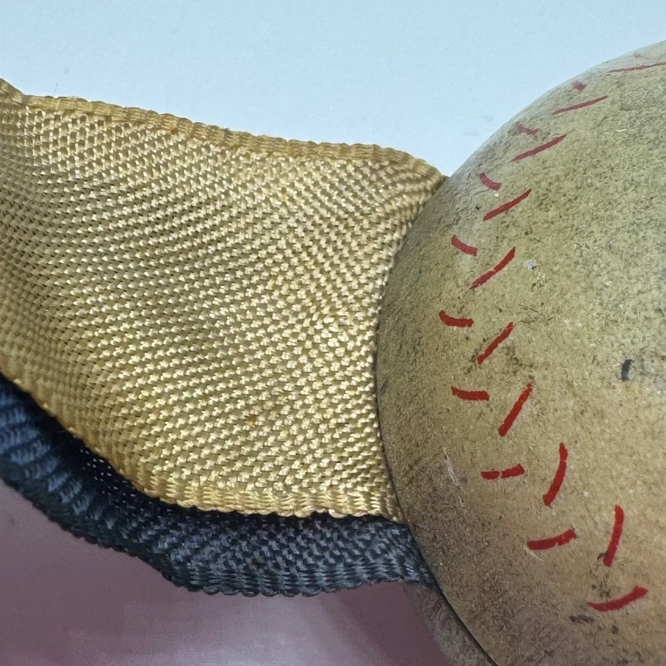 Pinback de los Yankees Lou Gehrig de finales de la década de 1930 con mini botón de cinta de béisbol Foto 4 de 4