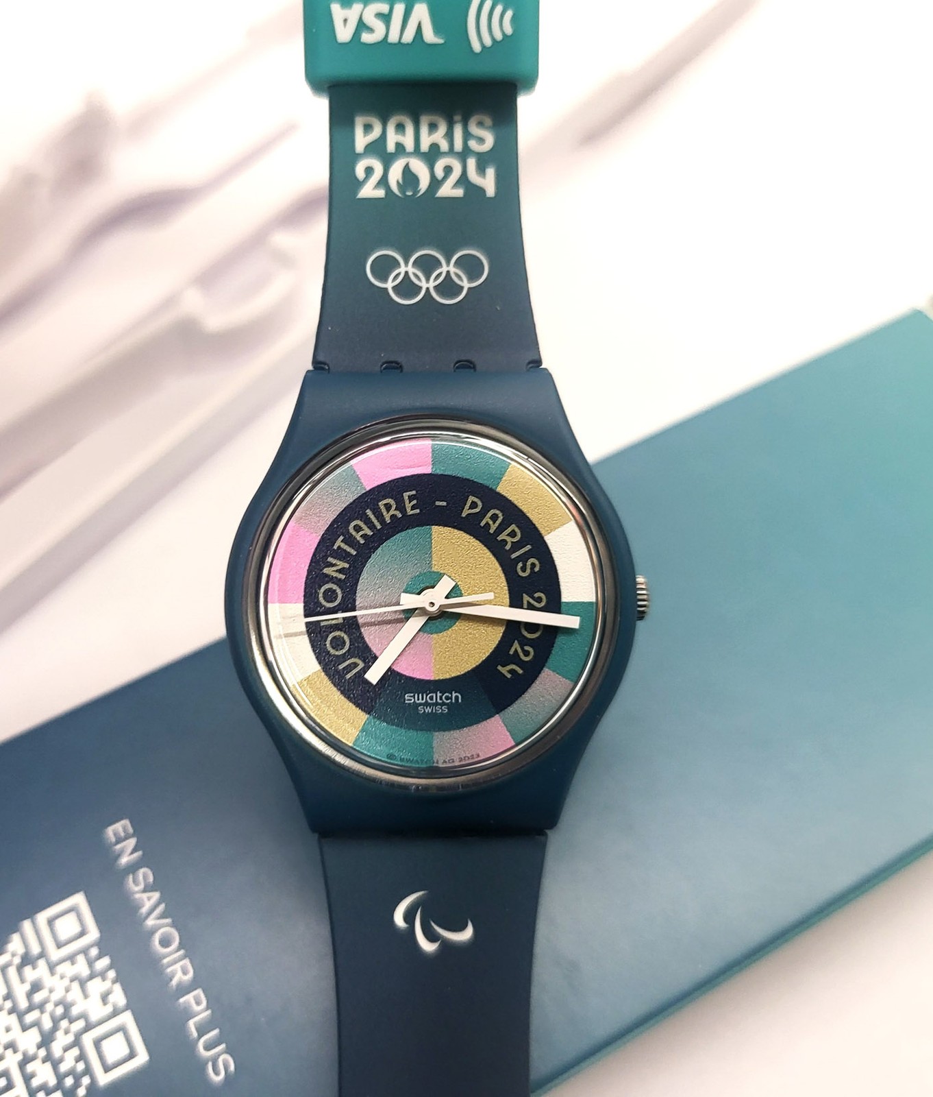 Swatch Olympic Special Paris 2024 - SO28Z123-5300 - Volunteers Pay - NUOVO -