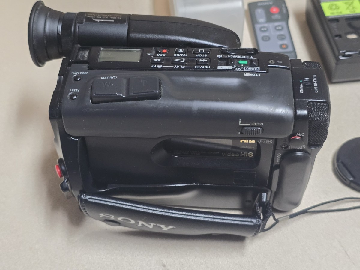 Vintage Sony Handycam CCD-TR5 Video 8 Tape Camcorder w